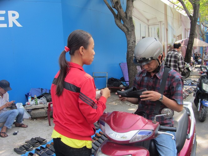 Đi Bến Thành “sắm” đồ cũ chơi tết - ảnh 4